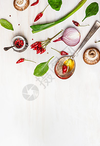 勺子与油香料各种素食成分,健康饮食白色的木制背景,顶部视图图片