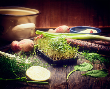 克雷斯纳厨房桌子上的新鲜芽菜烹饪工具蔬菜背景