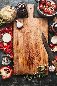 健康食品背景与老化砧板,烹饪锅,蔬菜菜刀,顶部视图,框架图片