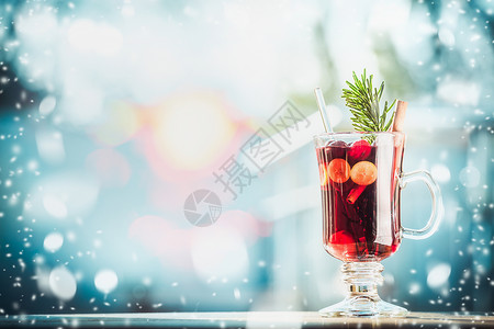 杯传统的覆盖葡萄酒冲床霜冻的冬季背景下与雪背景图片