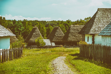 阿斯特拉古罗马尼亚村庄喀尔巴阡山脉的景色背景
