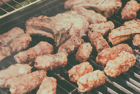 传统的罗马尼亚烤肉与猪肉卷米西米蒂图片