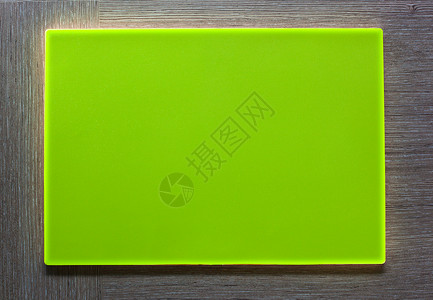 新的绿色塑料板,木制背景上空的文本图片