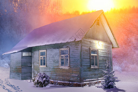 寒冷的冬天,森林里的旧木屋红色的晚霞图片