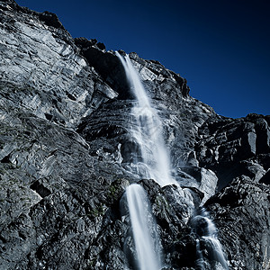 比利牛斯山脉的高山瀑布深色比的黄昏颜色图片