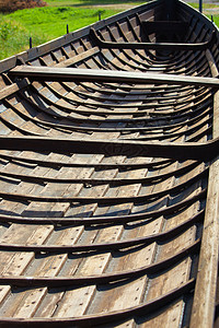 古老的木制维京船的内部视图图片