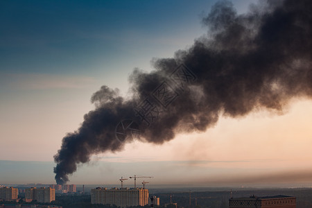 早晨城市的天空冒烟公寓的大火背景图片