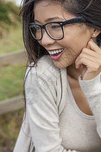 位美丽的中国亚洲女孩外戴着眼镜的轻女子的肖像,快乐欢笑图片