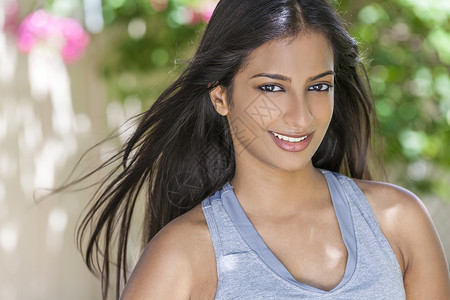 肖像愉快地户外肖像个美丽的印度亚洲轻妇女女孩夏季阳光下,完美的牙齿长发锻炼穿着健康健身服装背景