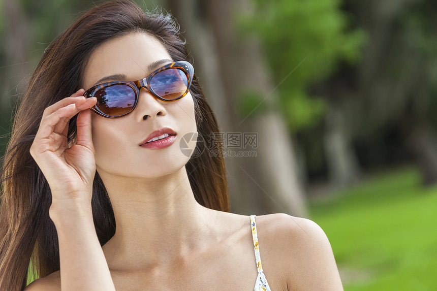 位美丽的轻中国亚洲轻女子戴太阳镜的女孩的户外肖像图片