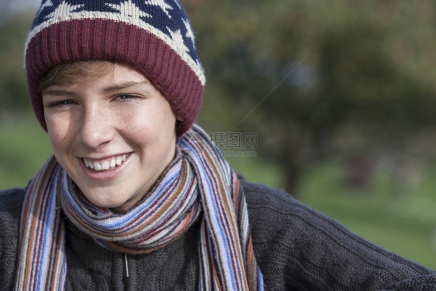 轻快乐笑男孩子少金发孩子外穿着温暖的衣服,羊毛帽子围巾图片