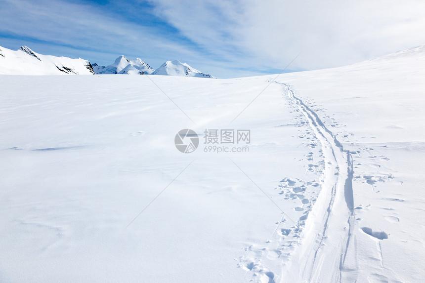 大冰川的新雪上的滑雪道背景与蒙特罗萨马西夫泽马特,瑞士,欧洲的高峰图片