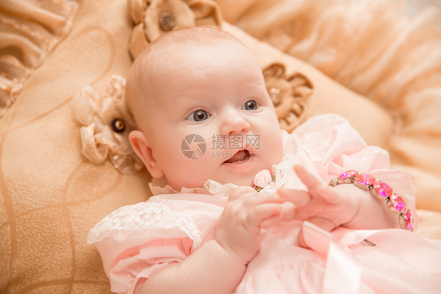 两个月大的女婴个轻的背景图片