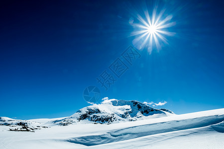 怒目而视雪山上上的蓝天上背景