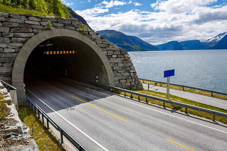 挪威的山路隧道的入口高清图片