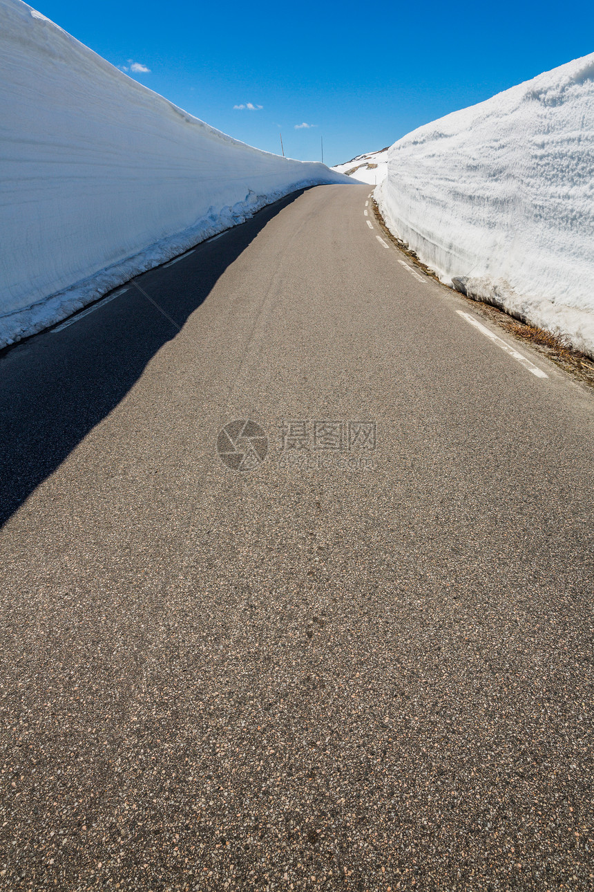 挪威的山路很高的雪墙图片