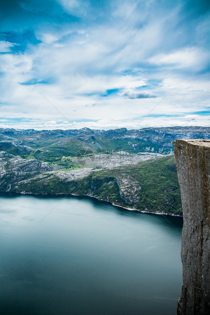 preikestolenprekestolen,也被传教士的讲坛讲坛岩石的英文译本所熟知,挪威福桑德费克的著名旅游景点图片