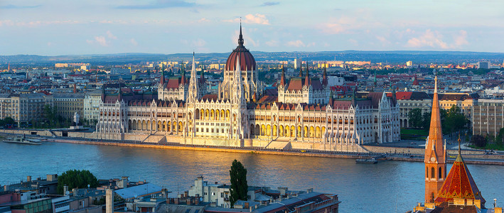 布达佩斯议会日落的灯光下高清图片
