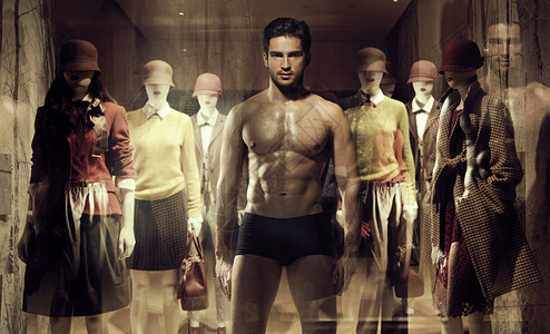 巨大的商店橱窗后的人体模型图片