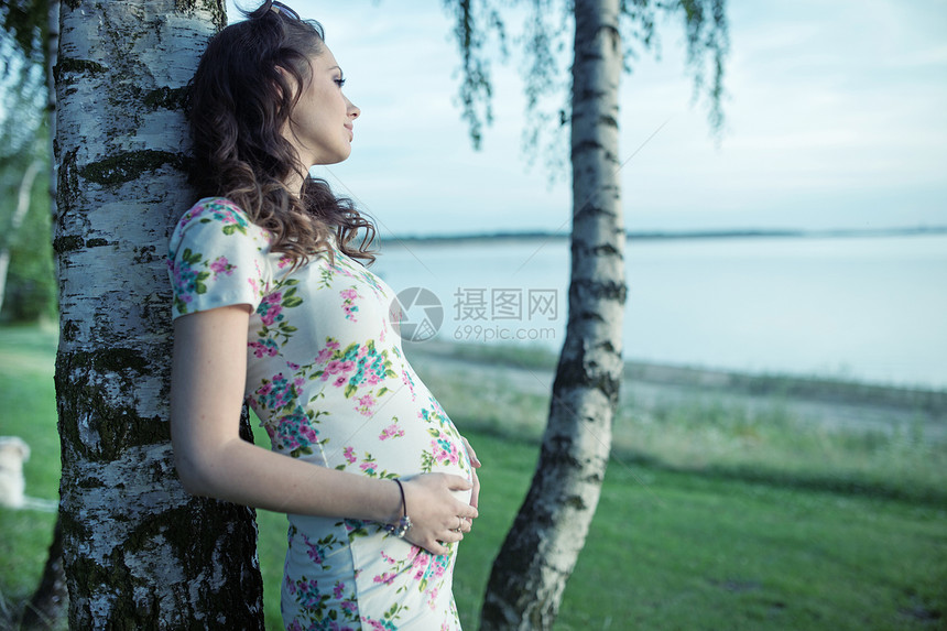 阿多巴怀孕的女士摸着她的肚子图片