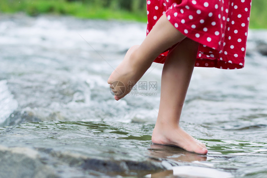 山溪里的小女孩图片