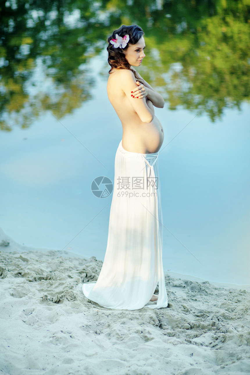 孕妇抚摸她的肚子图片