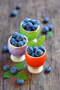旧木桌上的新鲜蓝莓高清图片
