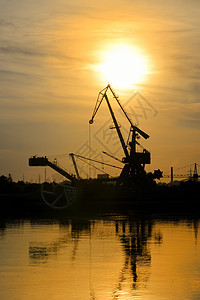 多瑙河上重机的工业区图片
