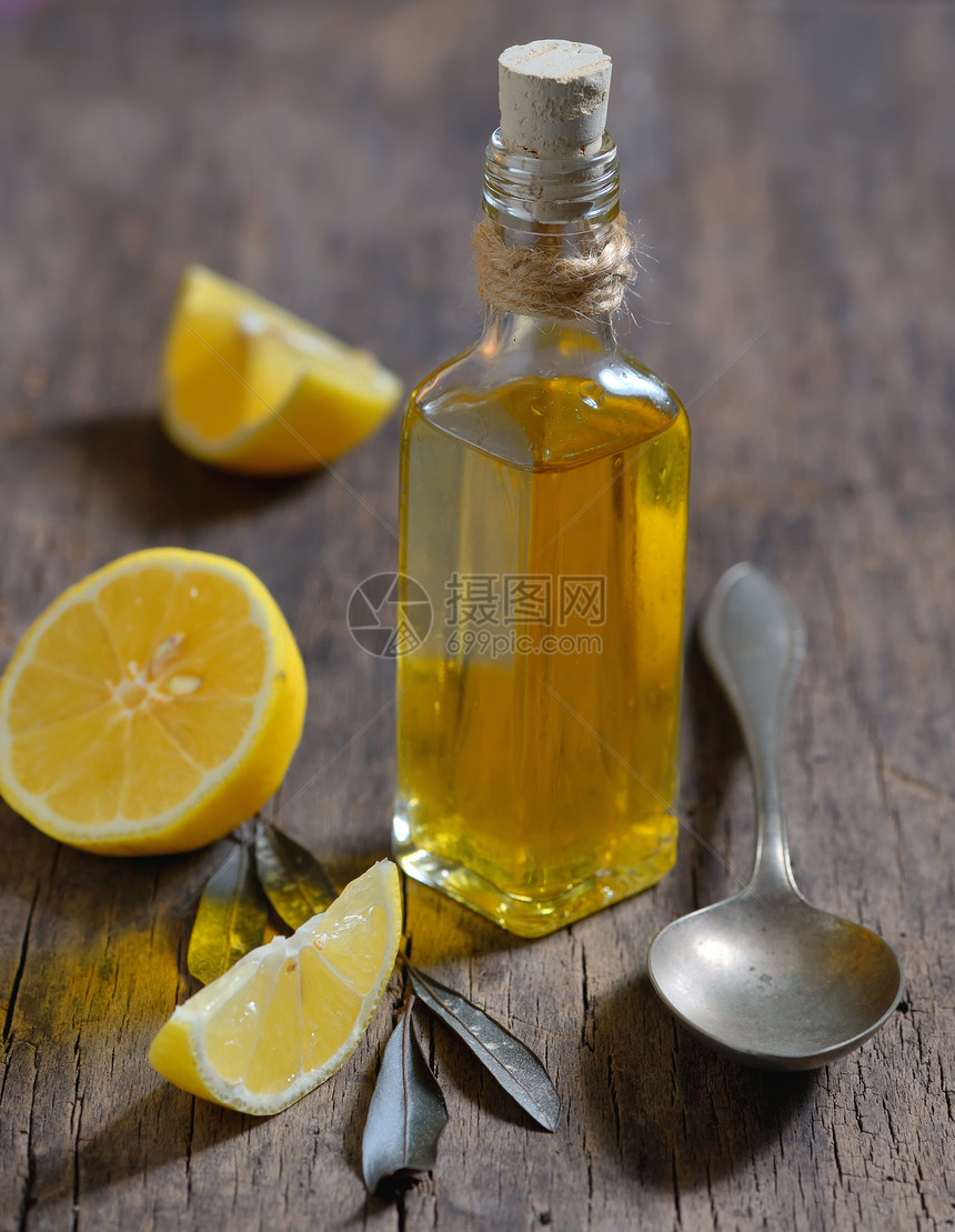 用橄榄油柠檬水果木桌上解图片