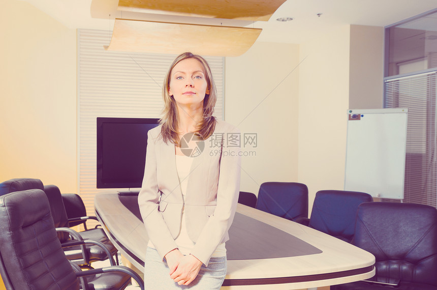 现代办公室的商务女图片