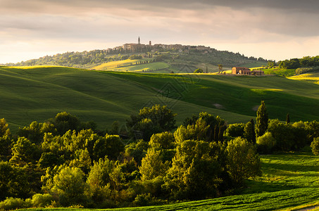 意大利托斯卡纳市锡耶纳省皮恩扎的日落景色图片