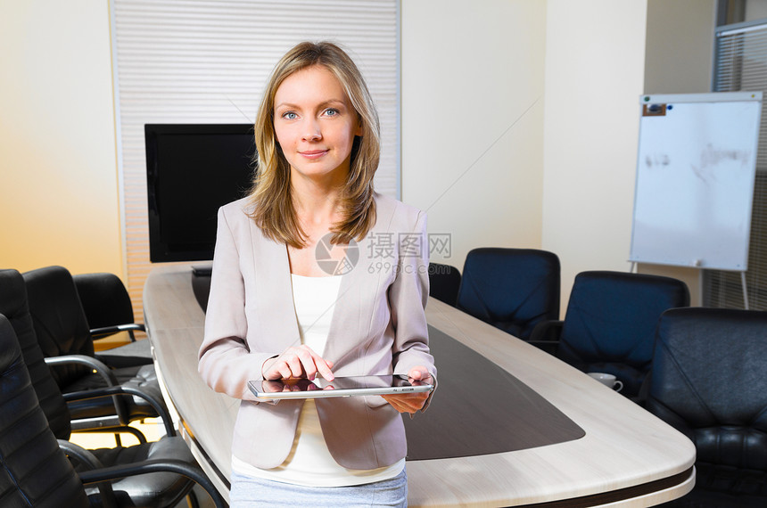 现代办公室的商务女图片