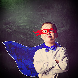 学校男孩穿着超级英雄服装,身后黑板图片