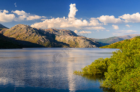 格雷斯葡萄牙北部PenedaGeres公园的山湖风景PenedaGeres公园背景