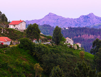 葡萄牙北部PenedaGeres公园的神奇紫色山峰PenedaGeres公园背景图片