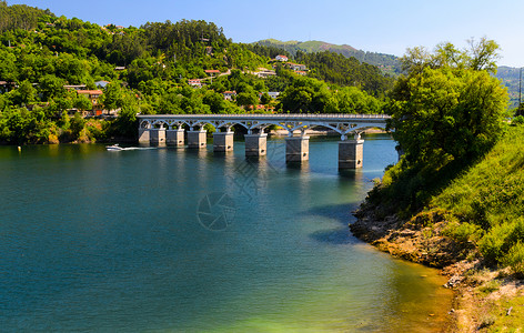 风景优美的卡瓦多河佩内达格雷斯公园葡萄牙北部图片