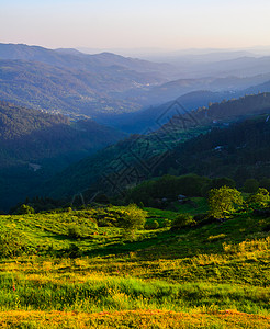 葡萄牙北部佩内达格雷斯公园日落山脉的风景背景