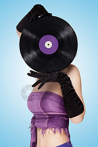 女孩的彩色照片,藏蓝色背景上的紫色LP微槽乙烯基唱片后图片