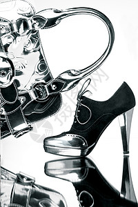花哨的黑色银色鞋,反光镜表个银袋,比度很高高清图片