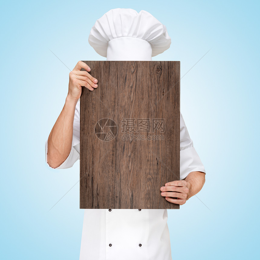 餐厅厨师躲个木制的砧板后,准备份价格的商务午餐菜单图片