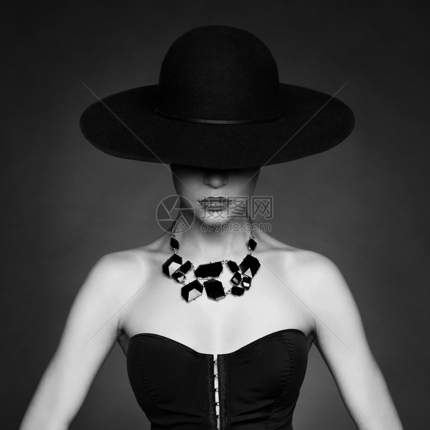 时尚照片美丽的女士戴着优雅的黑色帽子图片