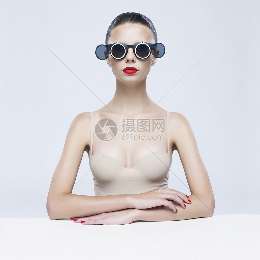 时尚工作室照片轻优雅的女士戴太阳镜图片