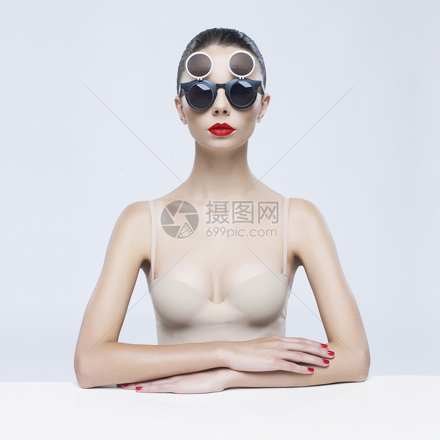 时尚工作室照片轻优雅的女士戴太阳镜图片