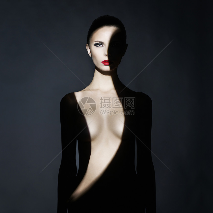 时尚艺术工作室的肖像,优雅的女士,她的身体上阴影图片