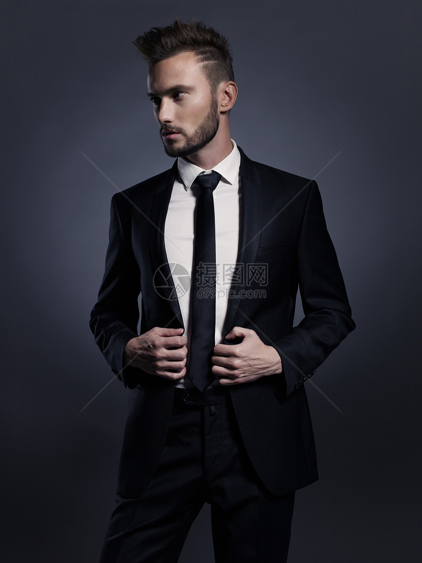 穿着优雅黑色西装的英俊时尚男人的肖像图片