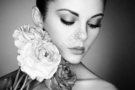 美丽的轻女人的肖像花完美的妆容完美的皮肤时尚照片黑白相间图片