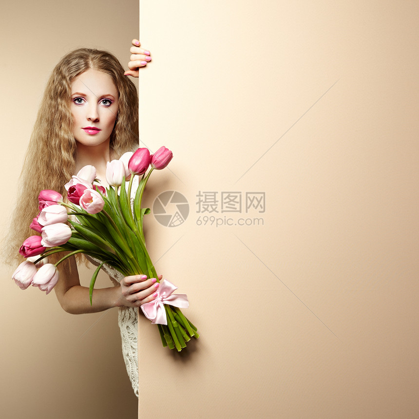 用花描绘美丽的女人郁金香金发女孩3月8日文本背景图片