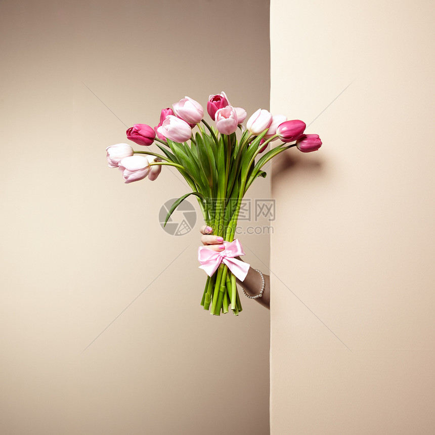 手里着花的女人鲜花春天郁金香三月八日时尚照片图片