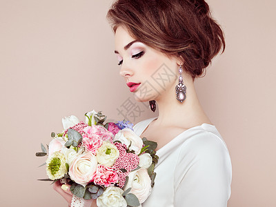 三月八日女王节手里着花的女人鲜花春天新娘三月八日时尚照片背景