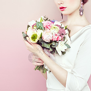手里着花的女人鲜花春天新娘三月八日时尚照片图片